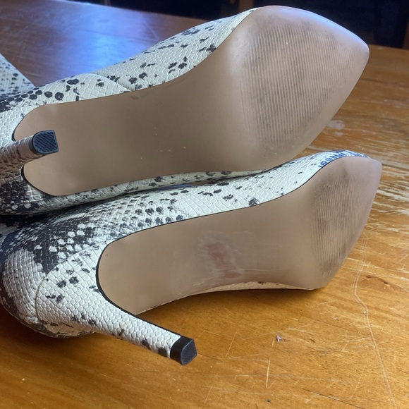 Steve Madden Kinga White Black Faux Snake Pointed Toe Kitten Heeled Boot 6.5 - Picture 4 of 12